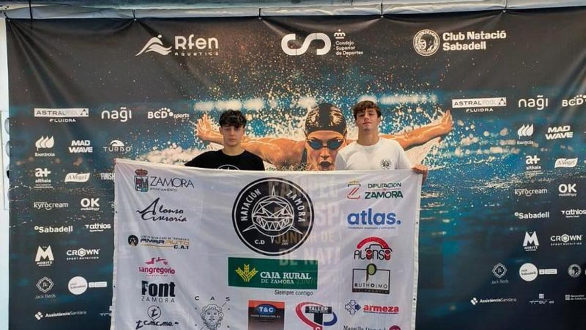 Diego Fernández y Alejandro López, del Natación Zamora, en el Nacional Júnior de Verano