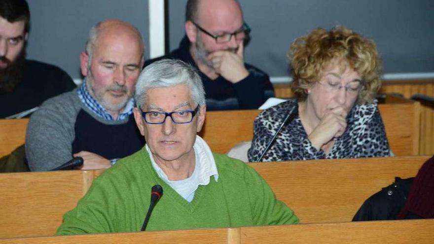 El concejal de Facenda, Mariano Abalo, defendió la postura municipal sobre el agua. // G.Núñez