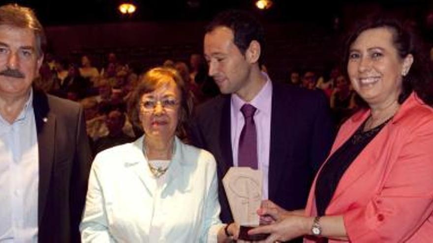 Ludivina García Arias, en el centro, recoge el premio de manos de Laura Díaz ante Guillermo Martínez, a la derecha, y Alfredo Carreño. | miki lópez
