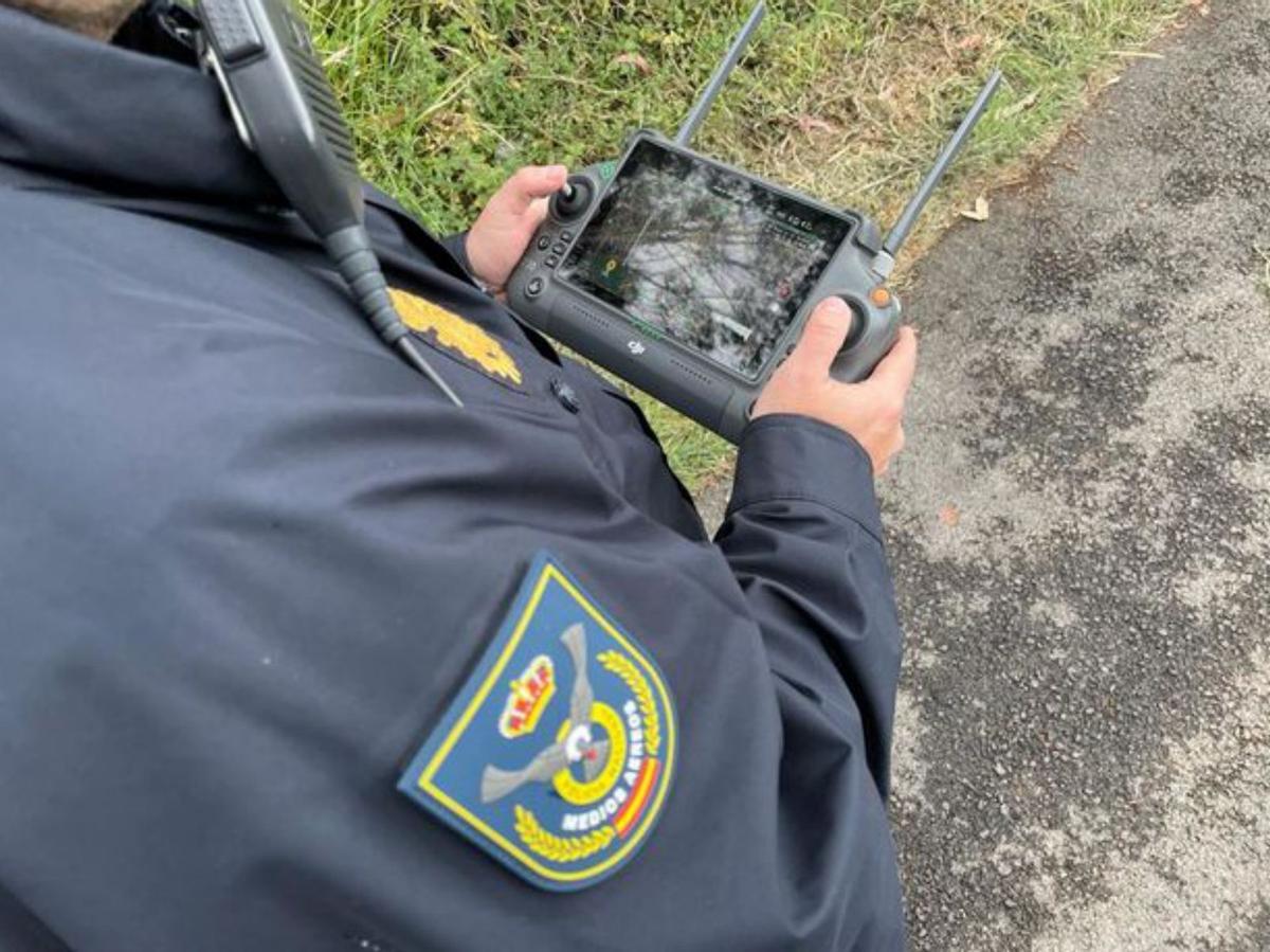 A la izquierda, un policía nacional manejando un dron, ayer, en el Naranco; en el centro, un furgón policial junto al Sagrado Corazón, y a la derecha, un agente toma fotos en el monte. |