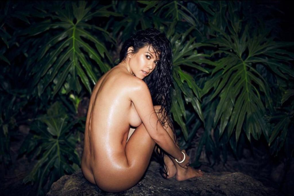 Kourtney Kardashian posando desnuda