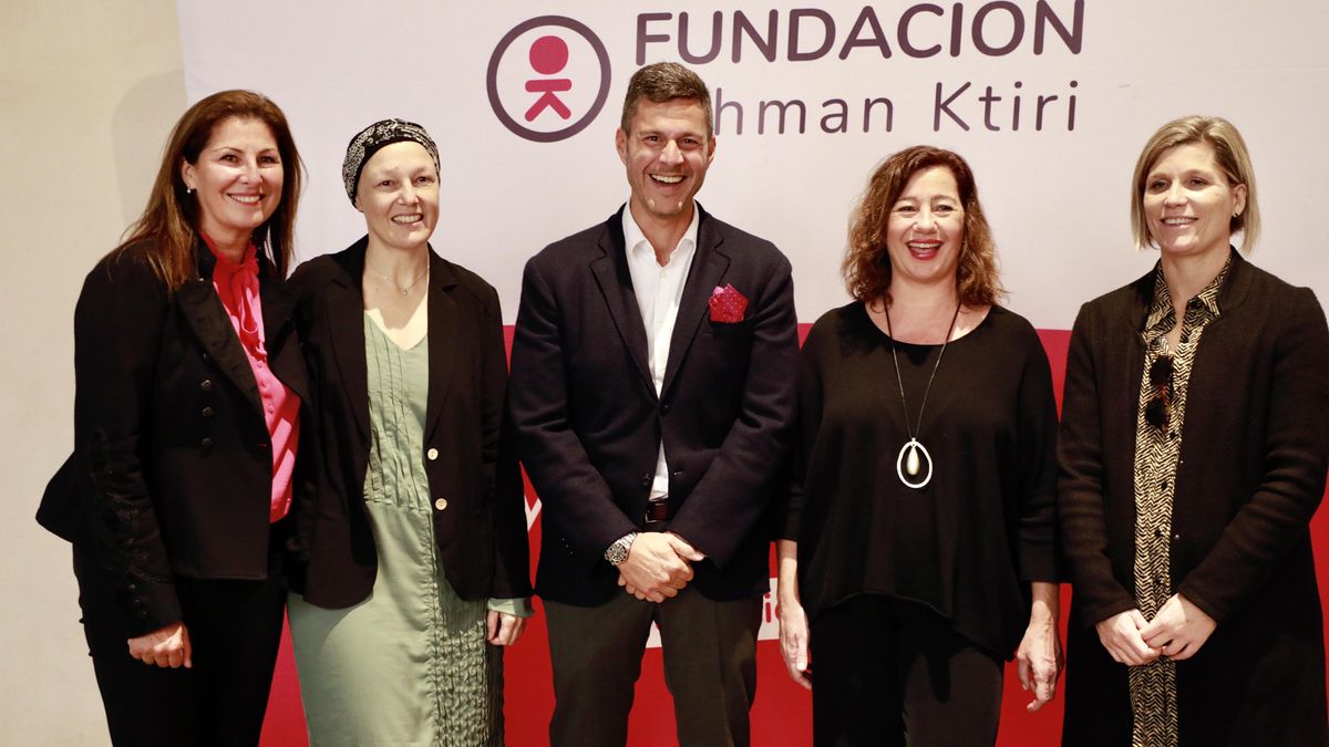 Othman Ktiri con la presidenta Francina Armengol en un momento del acto celebrado en Can Balaguer