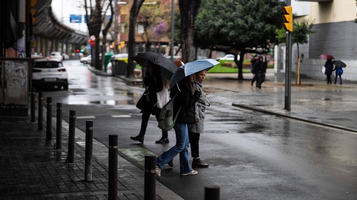 Gente con paraguas en las calles durante la lluvia