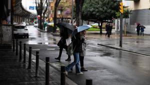 Gente con paraguas en las calles durante la lluvia