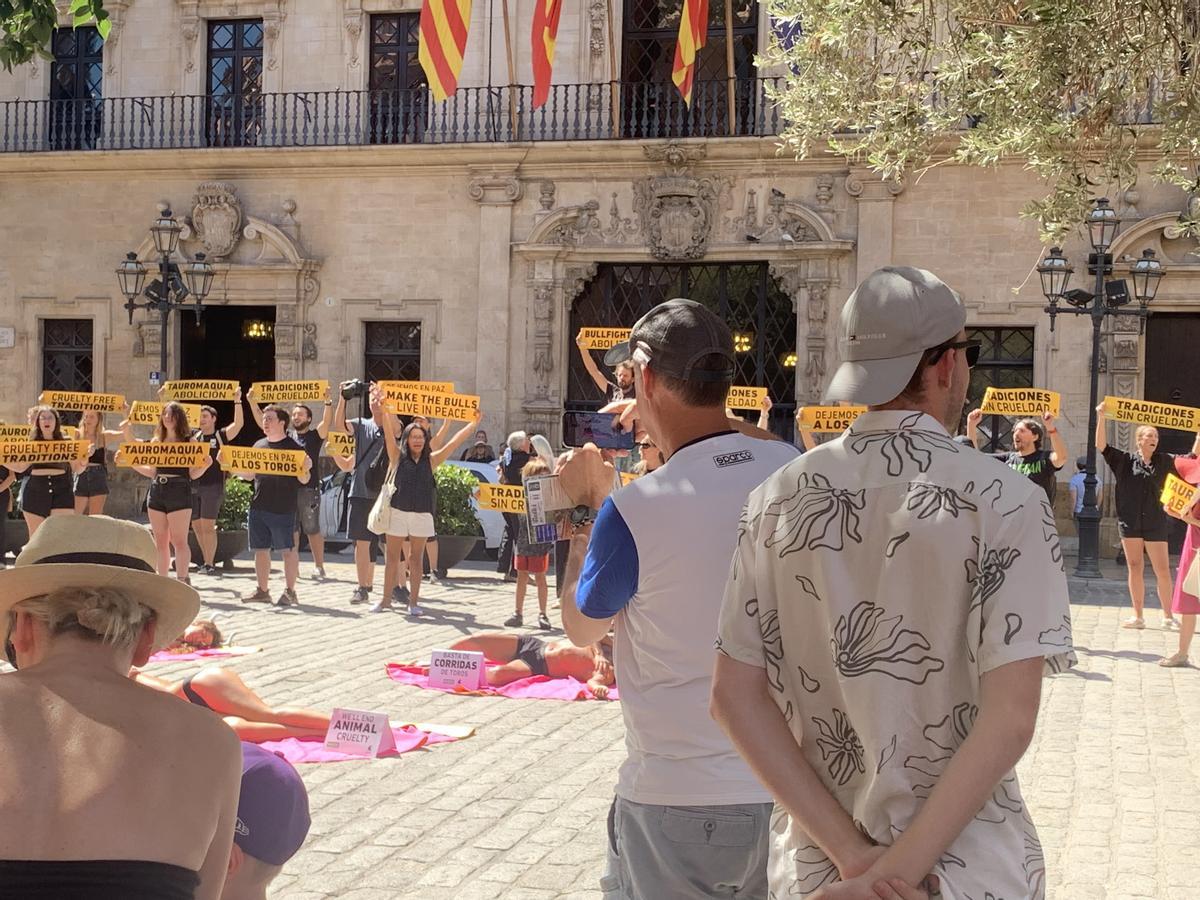 Turistas durante la protesta antitaurina en Palma.