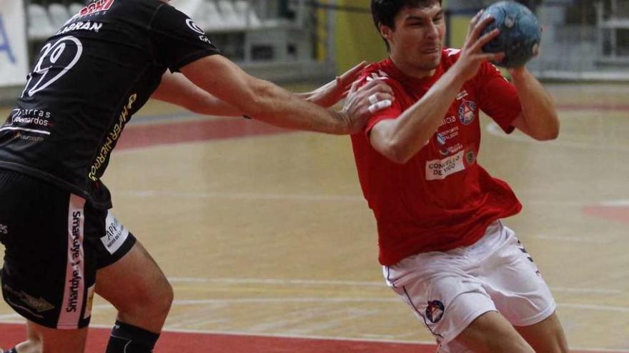 Borja Méndez, con la pelota, durante un partido del Academia Octavio en As Travesas. // J. Lores