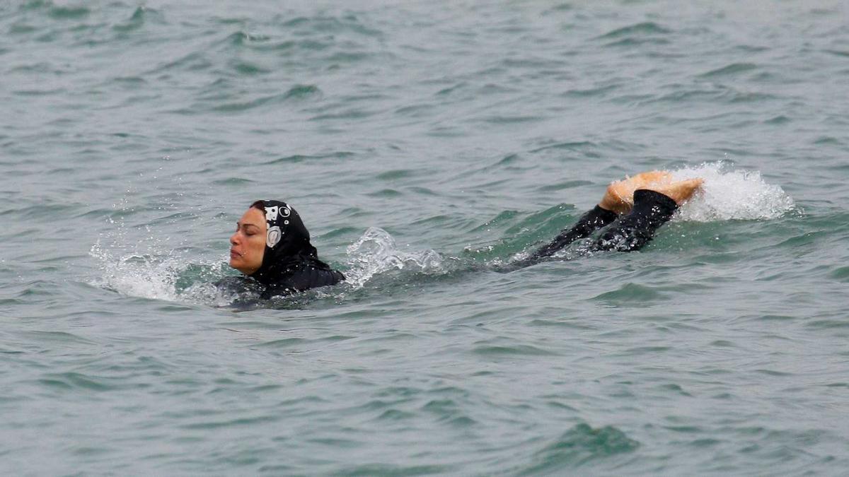 Una dona nedant amb un burquini al mar Mediterrani, en una imatge d'arxiu.