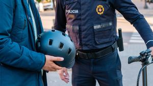 Agentes de la Guardia Urbana informan sobre la nueva normativa de circulación en Barcelona