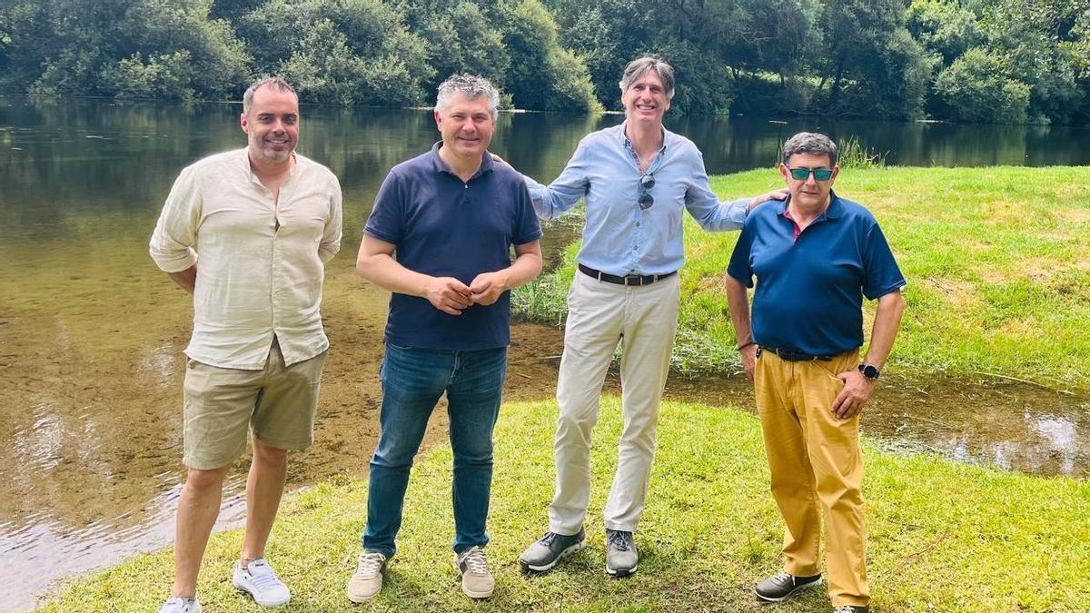 El alcalde de Boqueixón, segundo izquierda, con el de Vedra, tercero, y munícipes