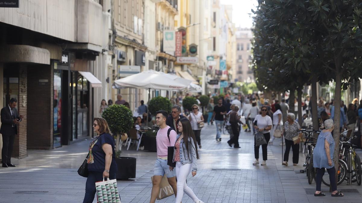 Calle Cruz Conde en Córdoba, una de las más comerciales de la ciudad.