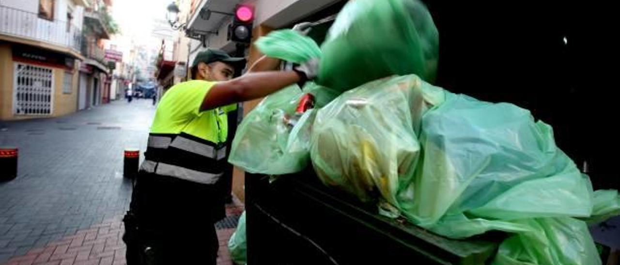 Un operario recogiendo la basura en una calle de Benidorm.