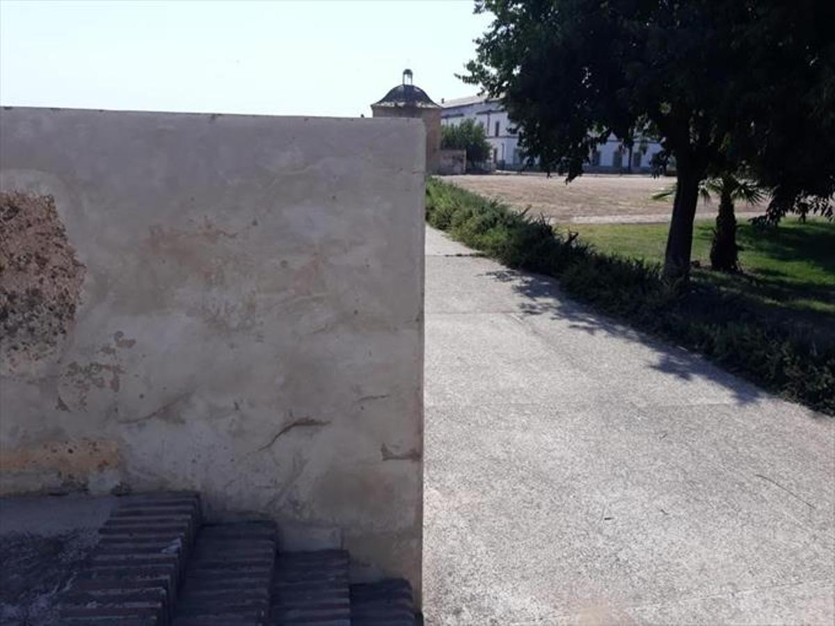 El ayuntamiento limpia las pintadas de la alcazaba