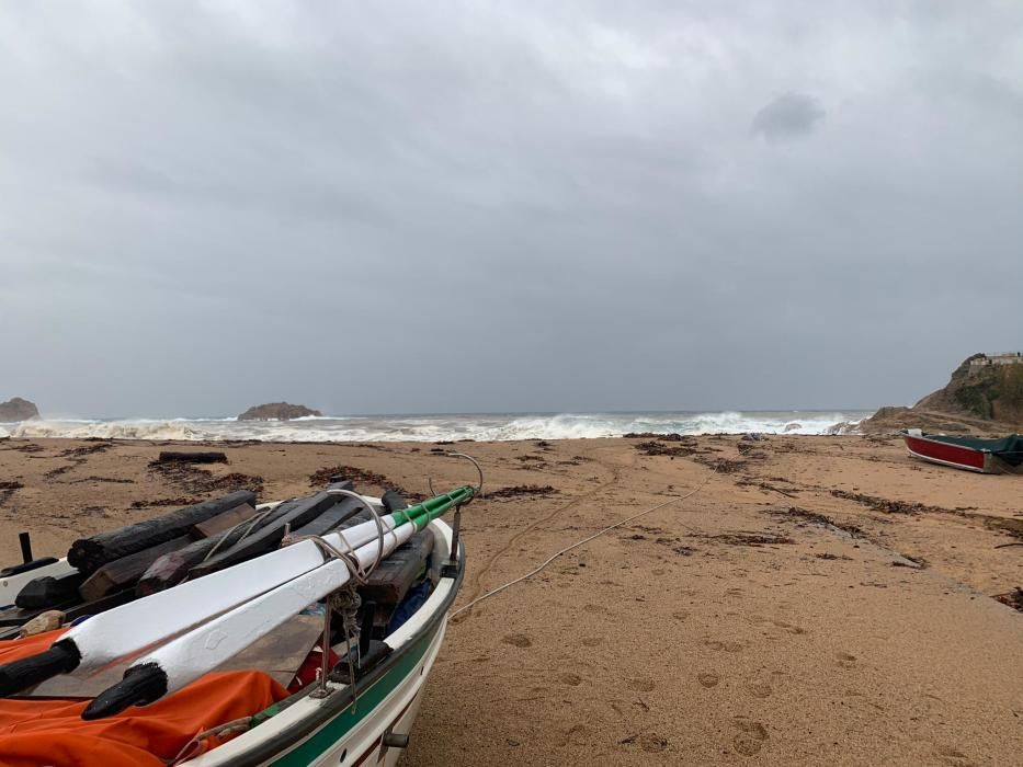 Els efectes de la llevantada amb la riera crescuda i la platja gairebé desapareguda a Tossa