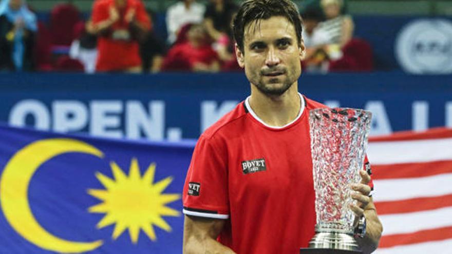 David Ferrer, con el trofeo de campeón.