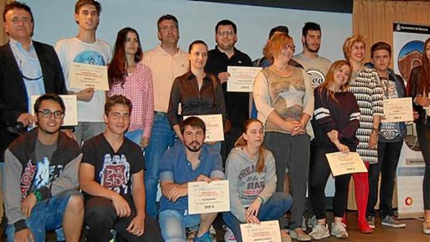 Fotografia de grup d&#039;autoritats i alumnes premiats