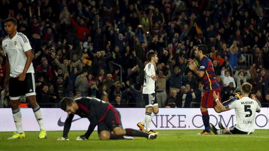 Luis Suárez celebra uno de sus cuatro goles ante la desesperación de los jugadores del Valencia.