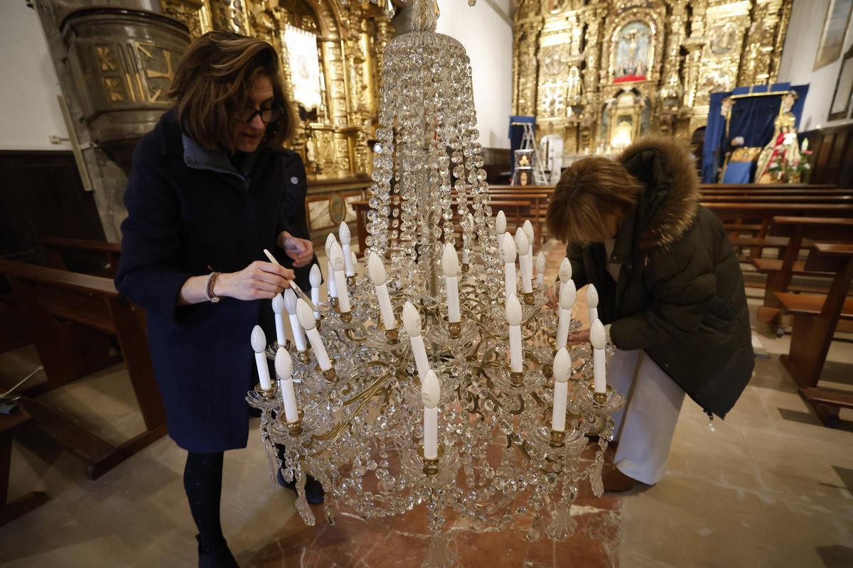 EN IMÁGENES: La iglesia de Luanco ya presume de su lámpara restaurada