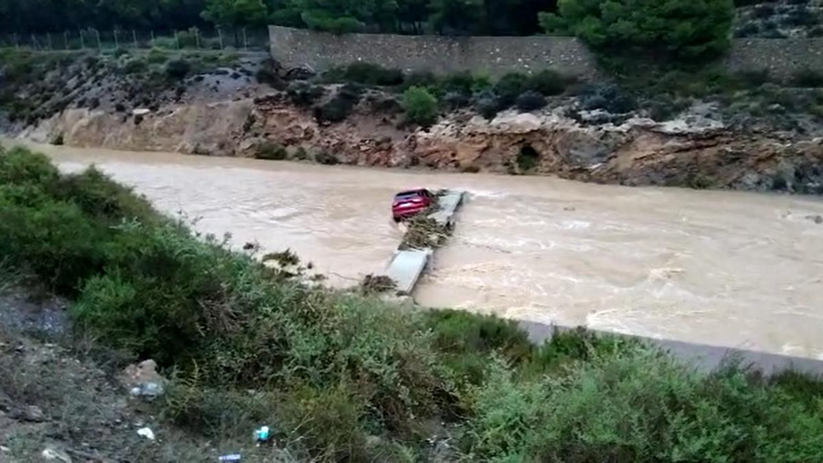 Vehículo arrastrado por la rambla de Benipila hasta la Algameca Chica (Cartagena).