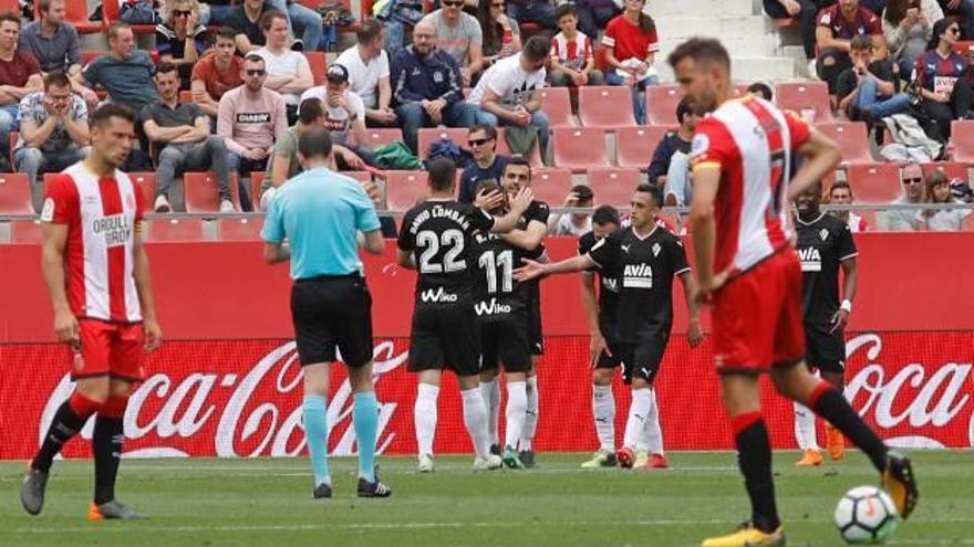 Joan Jordan, just al centre de la imatge, amb d&#039;altres jugadors de l&#039;Eibar celebrant l&#039;1 a 3 ahir a Montilivi.