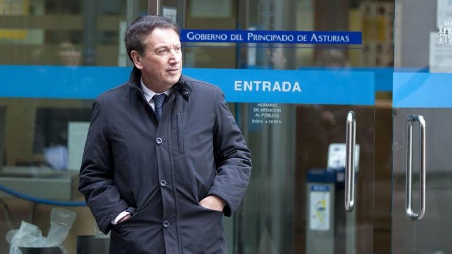 Adolfo Cachero salliendo de los juzgados en Oviedo fernando rodríguez