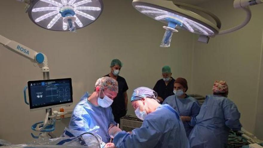 El robot ROSA permite realizar cirugías de prótesis articular con precisión milimétrica y mayor seguridad para el paciente