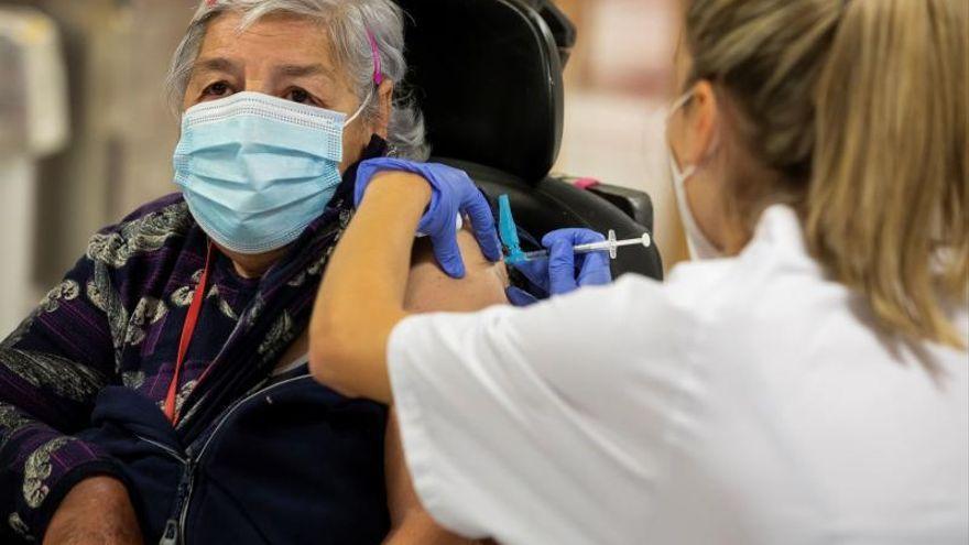 Canarias comienza a administrar la segunda dosis de la vacuna