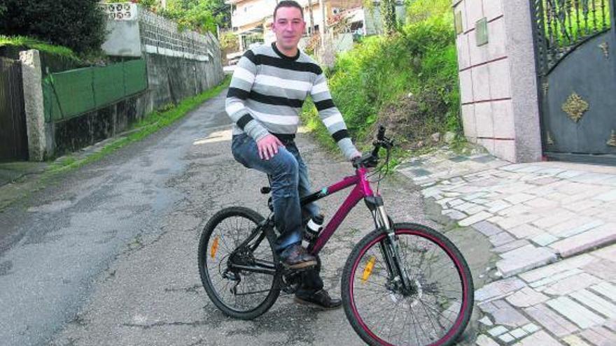 Sobre estas líneas, Abel posa con su bici. Abajo a la derecha, la copia de la sanción.  // A.O.