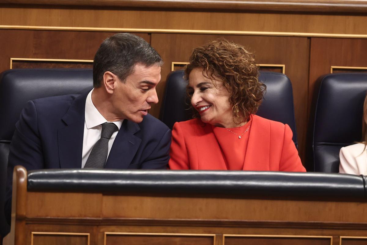 El presidente del Gobierno, Pedro Sánchez, y la vicepresidenta primera y ministra de Hacienda, María Jesús Montero, en una sesión de control al Gobierno , en el Congreso de los Diputados, a 11 de febrero de 2026, en Madrid (España). El pleno acoge el primer cara a cara del año entre el líder de la oposición y el presidente del Gobierno, el cual comparece para dar explicaciones sobre los recientes accidentes ferroviarios que provocaron 47 muertos y dar cuenta de la posición del Ejecutivo sobre el contenido de las últimas reuniones y foros internacionales en los que ha participado. 11 FEBRERO 2026 Eduardo Parra / Europa Press 11/02/2026. Pedro Sánchez;María Jesús Montero;Eduardo Parra;category_code_new