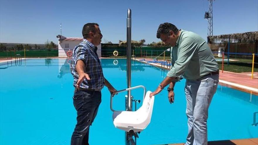 Las piscinas de las pedanías de Coria se dotan de sillas elevadoras