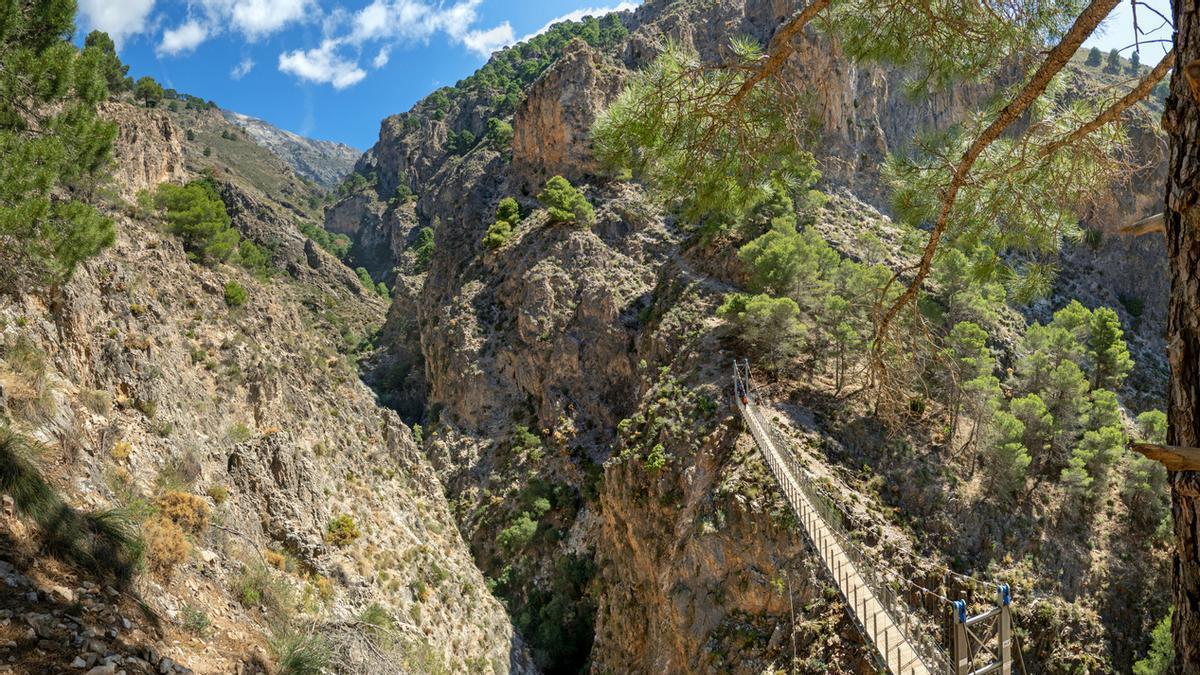 La ruta de origen medieval de Málaga que es tan vertiginosa como el Caminito del Rey