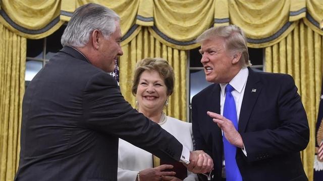 Trump felicita a Rex Tillerson, en presencia de la esposa de este, tras la jura del secretario de Estado en el Despacho Oval.