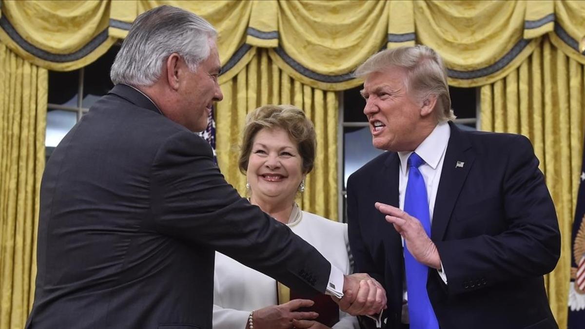 Trump felicita a Rex Tillerson, en presencia de la esposa de este, tras la jura del secretario de Estado en el Despacho Oval.