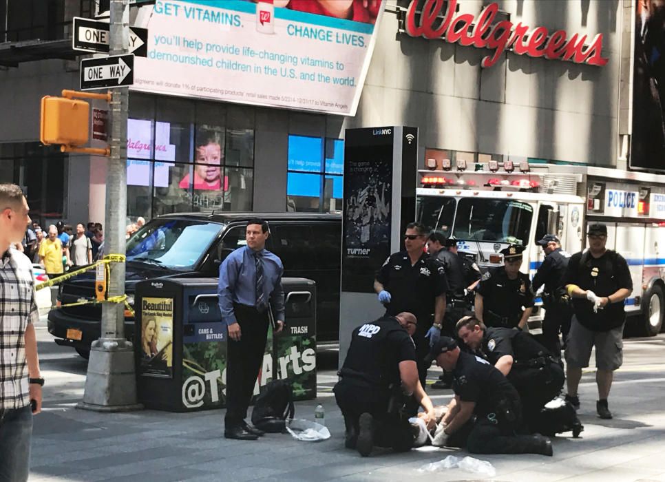 Un cotxe fereix diverses persones a Times Square