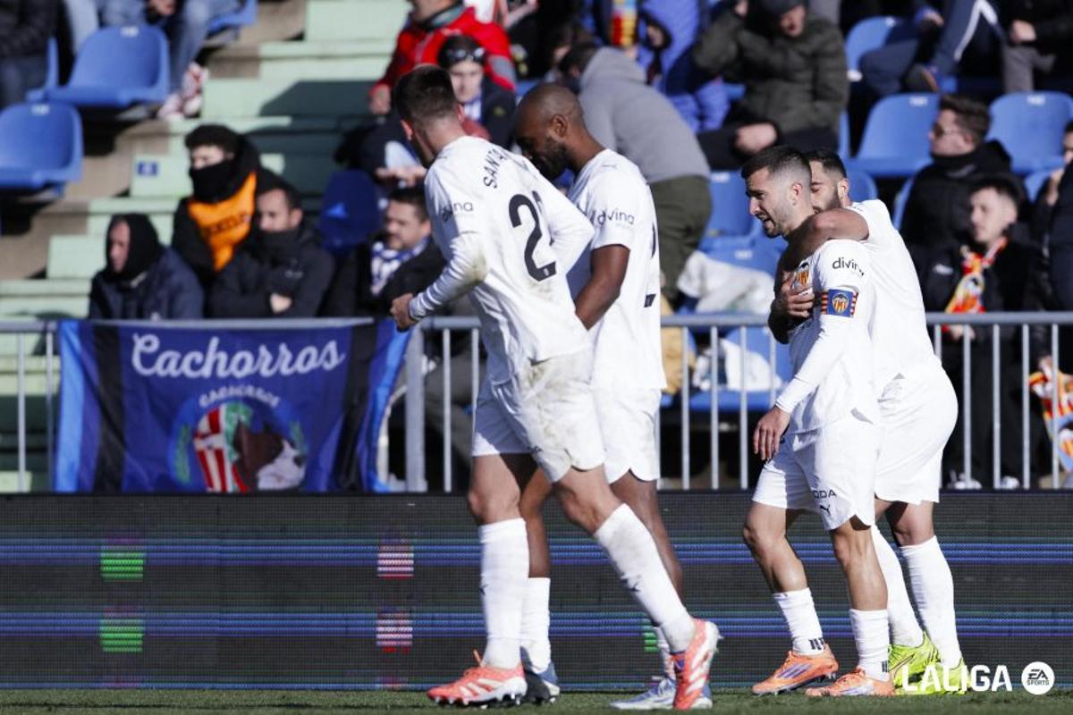 Los jugadores del Valencia CF celebranel gol de Gayà