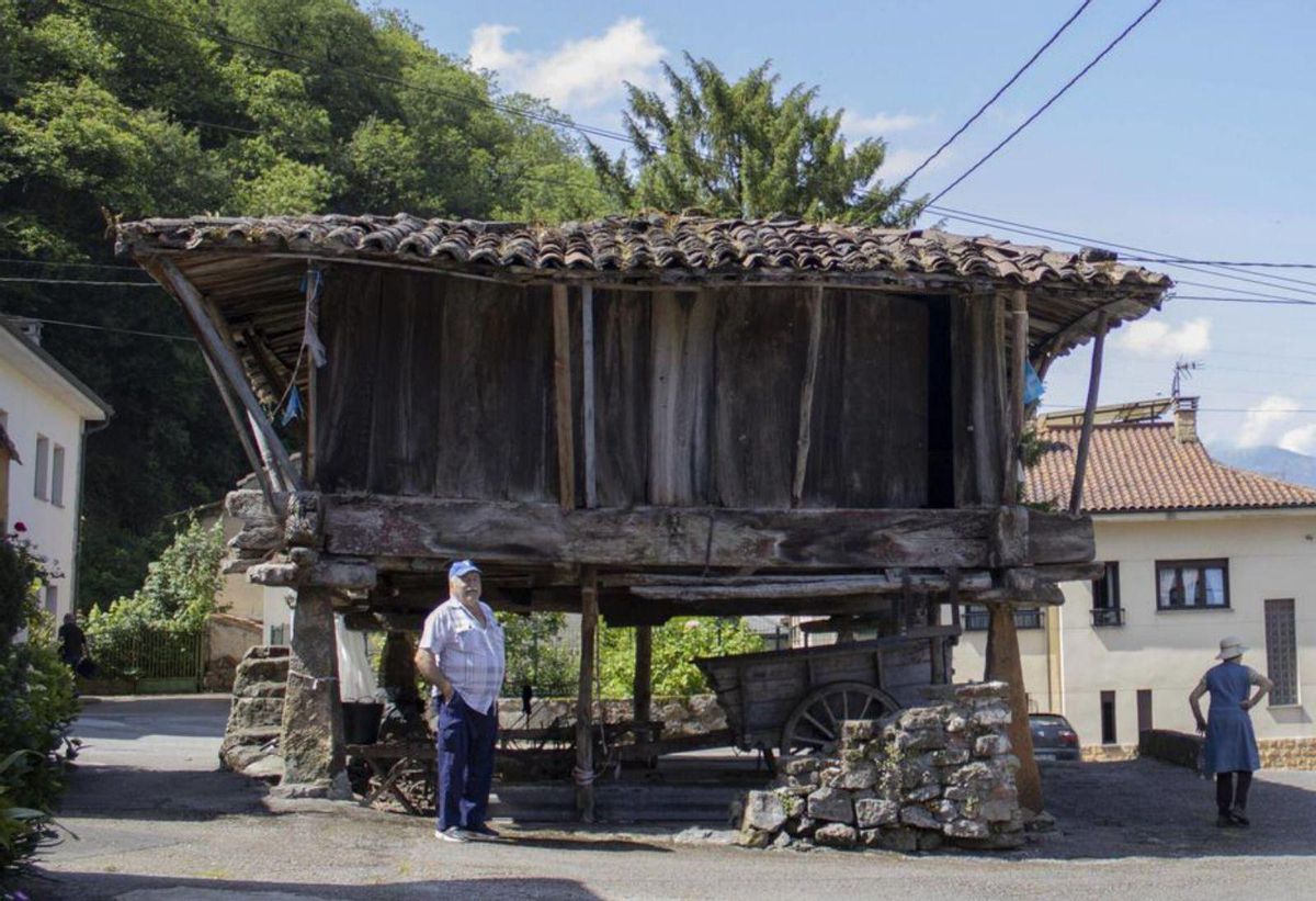 A la izquierda, uno de los hórreos de la localidad de Santianes y el cementerio de la parroquia. A la derecha, el lavadero del pueblo y la fuente de El Palu. | | ZAI SEMEYES