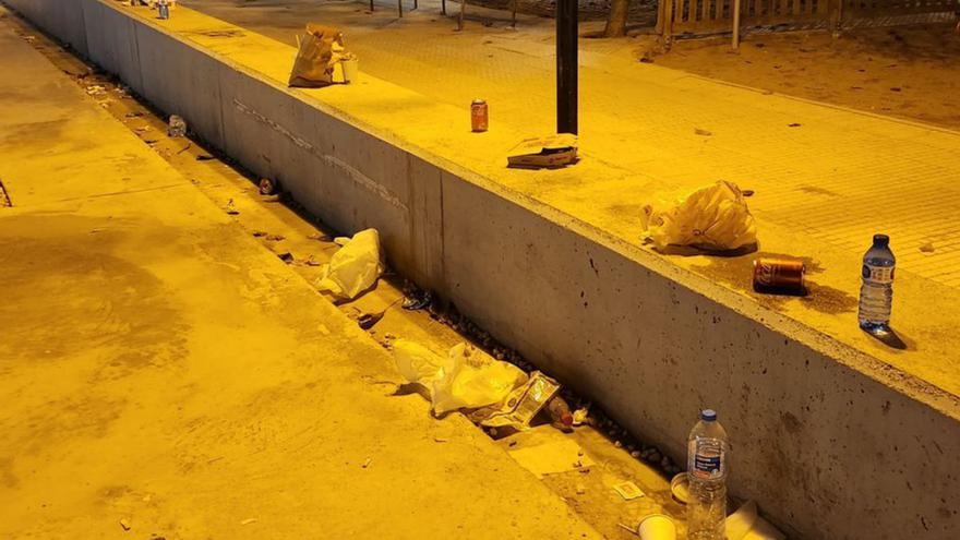 Basura frente a la sede
de los juzgados.  C.N.