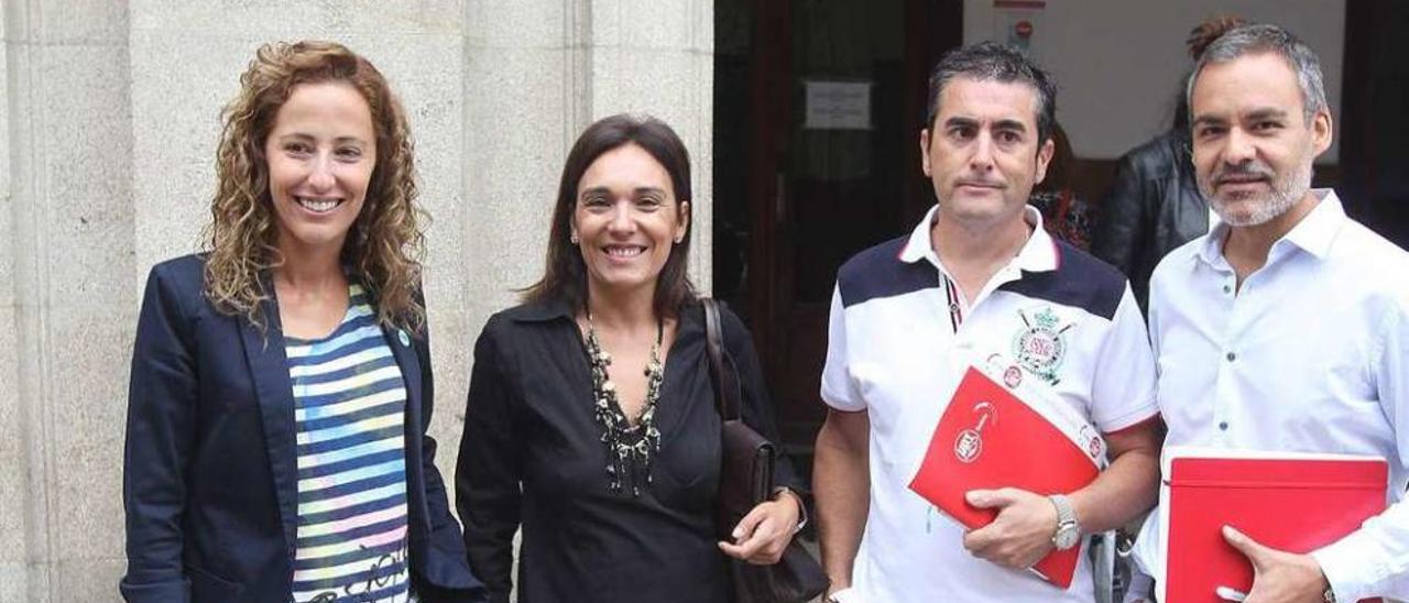 Noela Blanco y Carmen R. Dacosta ayer en un acto con representantes sindicales. //Iñaki Osorio