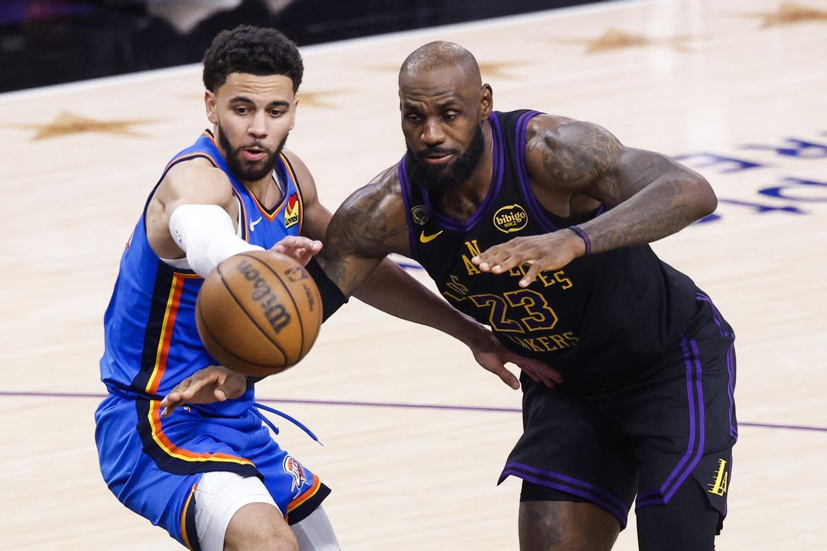 LOS ANGELES (United States), 12/05/2026.- Oklahoma City Thunder guard Ajay Mitchell (L) and Los Angeles Lakers forward LeBron James (R) fight for the ball during the first half of the NBA Playoffs western conference semifinals game four between the Los Angeles Lakers and Oklahoma City Thunder at Crypto.Com Arena in Los Angeles, California, USA, 11 May 2026. (Baloncesto) EFE/EPA/CHRIS TORRES SHUTTERSTOCK OUT. SHUTTERSTOCK OUT