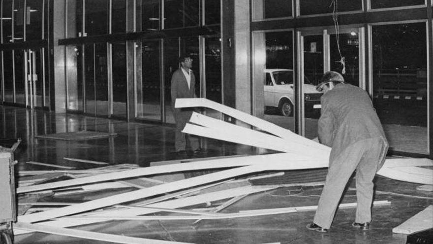 Operarios recogen en el Aeropuerto de Gando, el 27 de marzo de 1977, parte de los destrozos ocasionados por la bomba colocada por el MPAIAC en la floristería del aeródromo. Su cierre y el desvío de vuelos a Los Rodeos ocasionó el choque de dos aviones.
