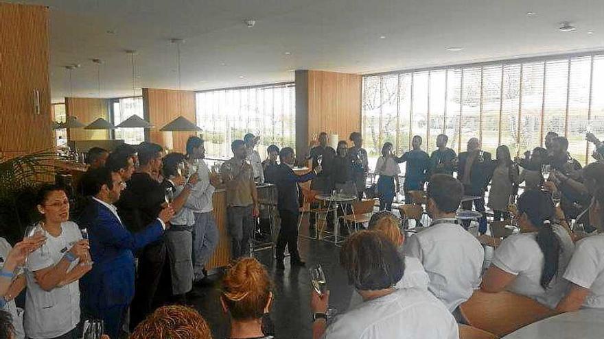 Brindis para celebrar el primer aniversario del Meliá Palma Bay.