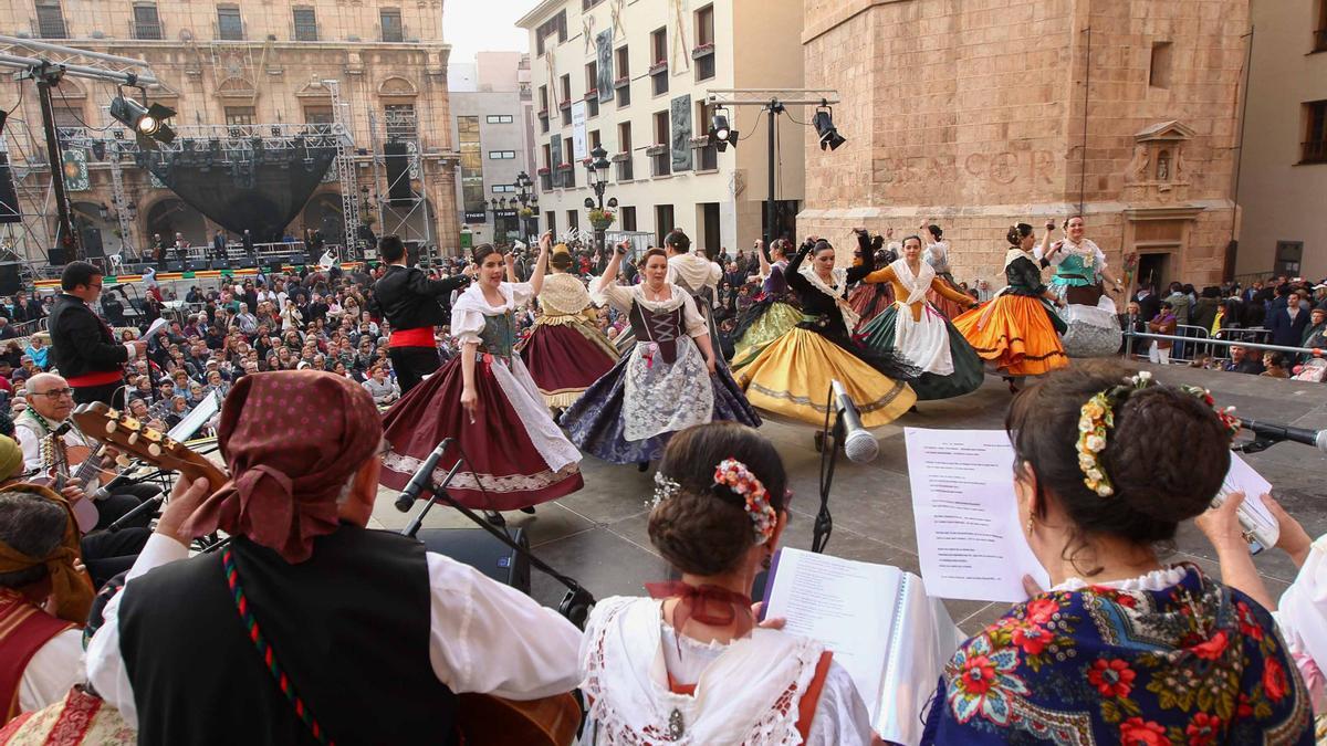 Imagen de un grupo de baile castellonense bailando en la plaza Mayor.