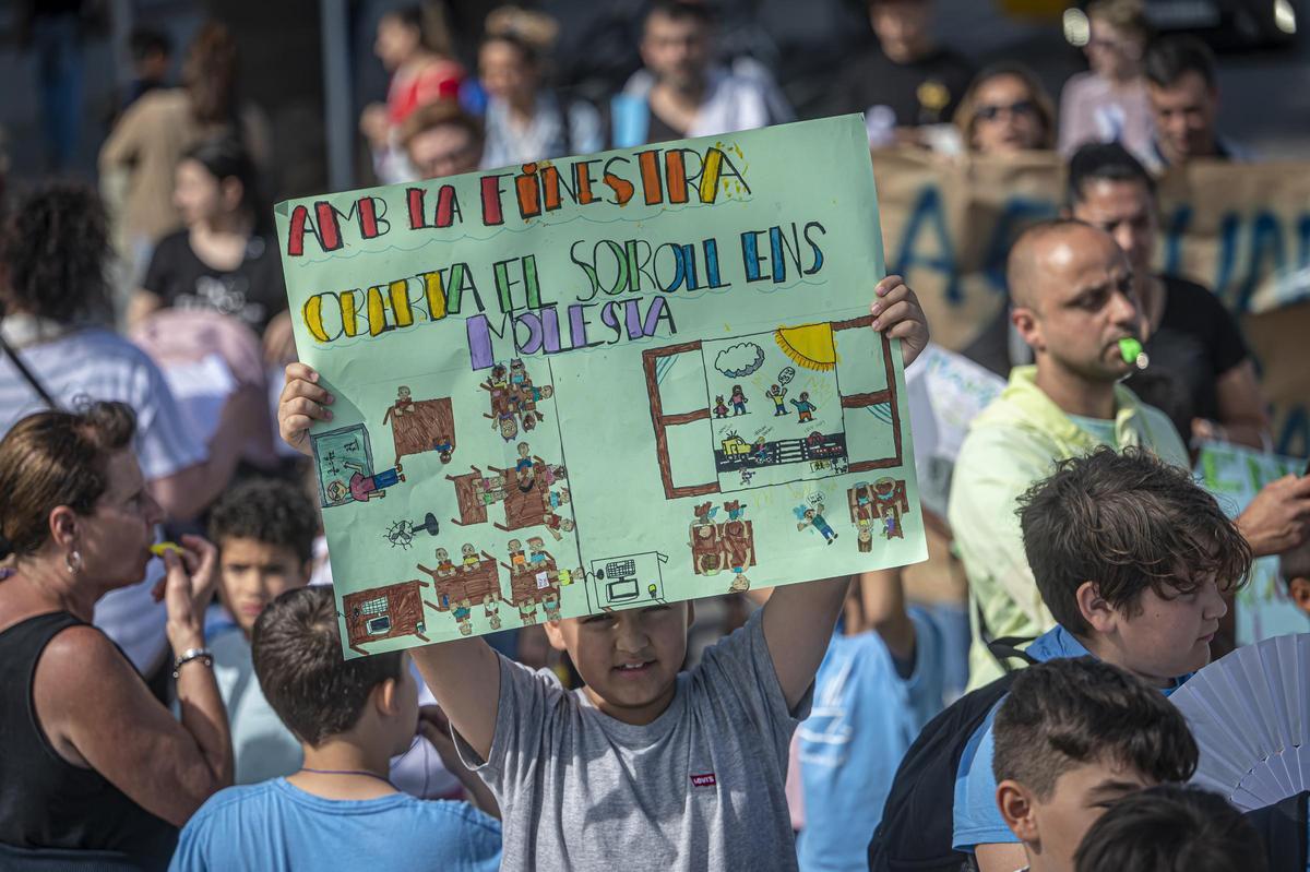 Protesta de alumnado y familias para pedir la climatización de las aulas, el pasado mes de mayo en Barcelona.