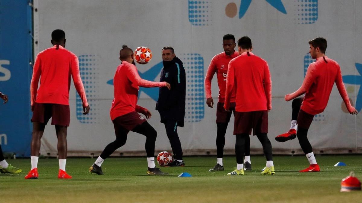 Valverde, en el último entrenamiento del Barça antes de medirse al Olympique de Lyon en el Camp Nou.