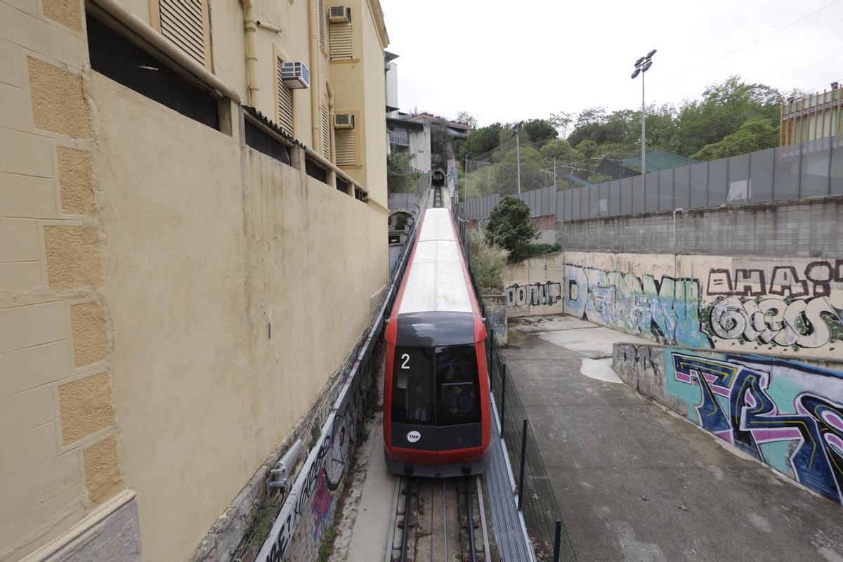 El funicular de Montjuïc, operado por TMB, que va desde la parada de metro de Paral·lel hasta la estación del teleférico que sube al castillo