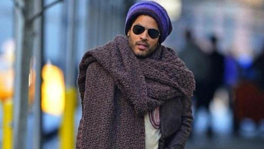 Lenny Kravitz pasea por Nueva York con su bufanda.