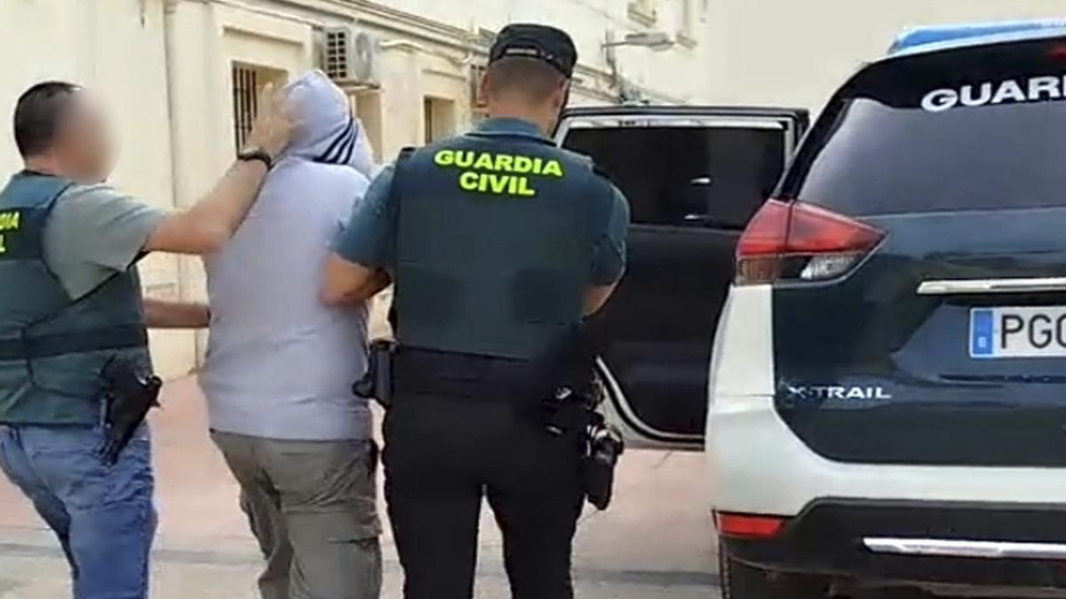 Momento de la detención de uno de los integrantes del grupo criminal