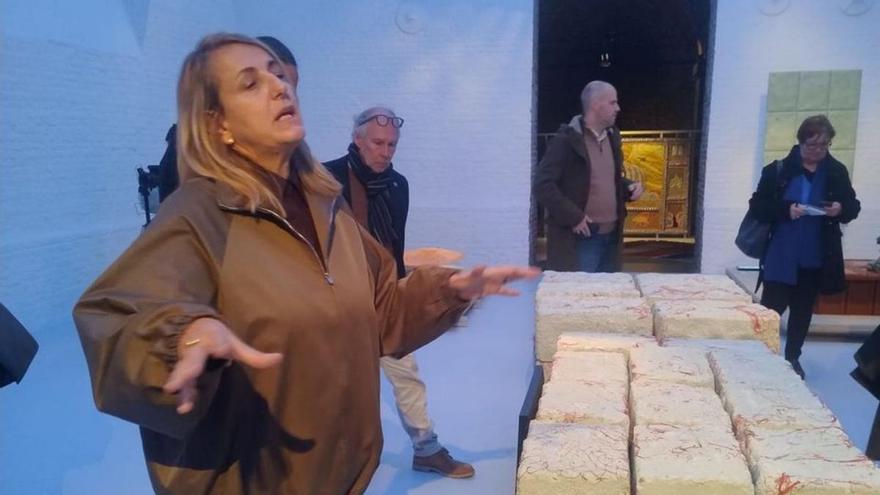 La diseñadora muestra un conjunto de materiales. |