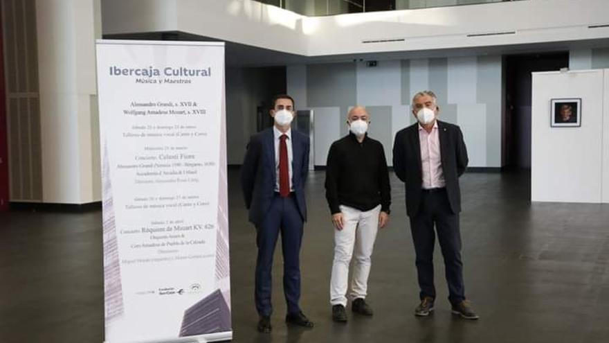 Fernando Planelles, Alonso Gómez y Emilio Jiménez, ayer, junto al cartel del programa.