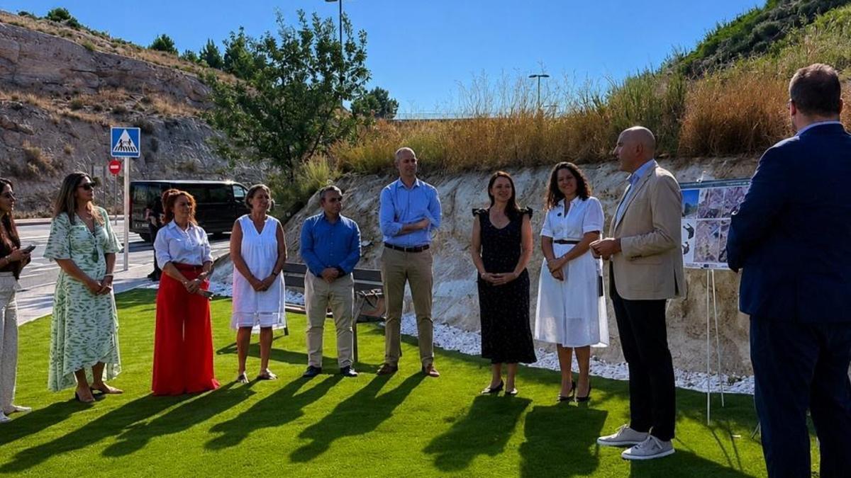 Los directores generales de Transportes y Administración Local, junto a la alcaldesa de Cuarte, y miembros del CTAZ y la corporación municipal en la inauguración del nuevo tramo de carril bici.