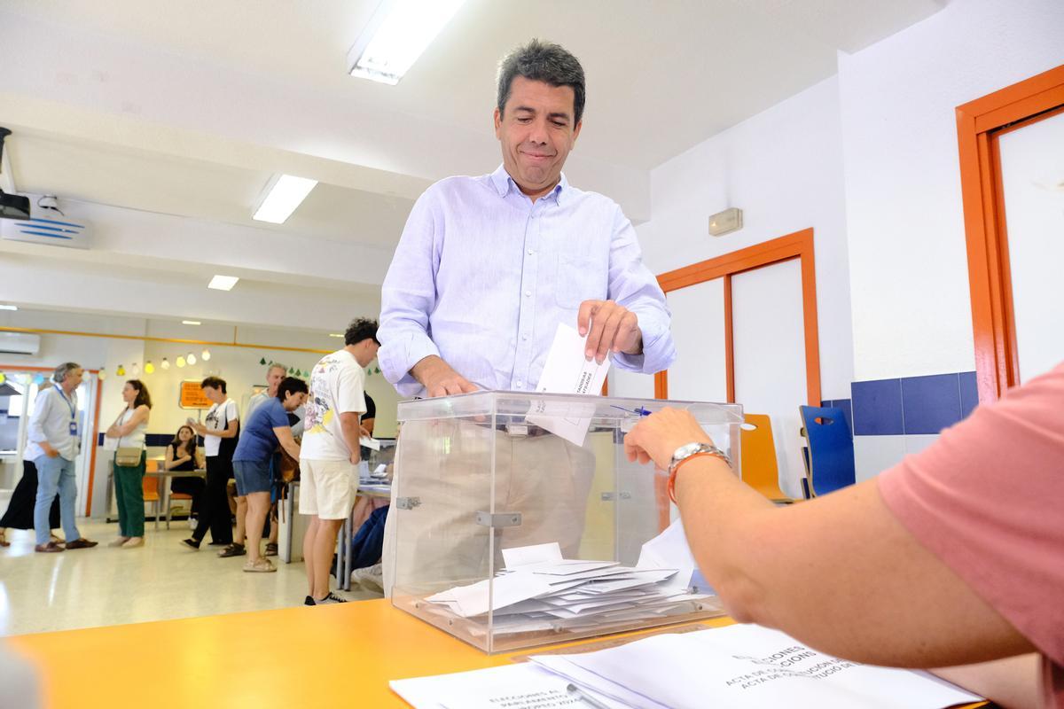 El president de la Generalitat y presidente del PPCV, Carlos Mazón, ejerce su derecho al voto este 9J